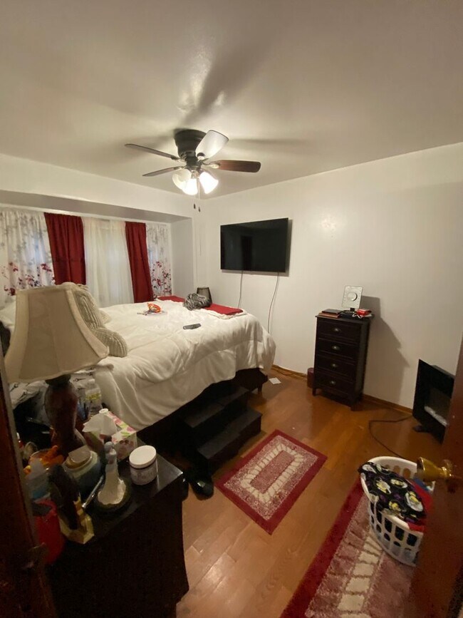 Building Photo - 3 Bedroom Single Family Home with giant ba...