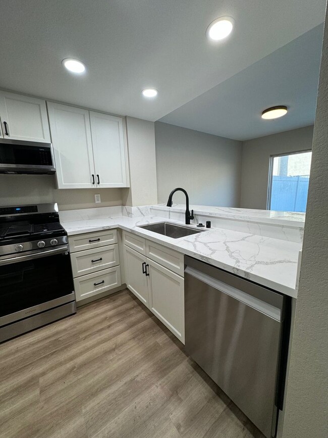 Building Photo - Condo for rent in Oxnard Near Cabrillo Park