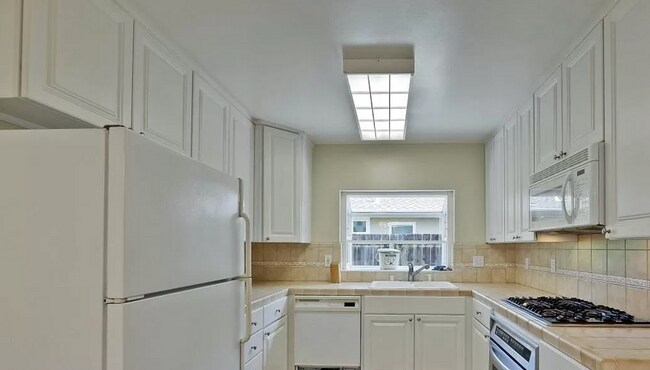 Building Photo - Spacious & Bright Home Close to Parks, Schools, Shopping and More!