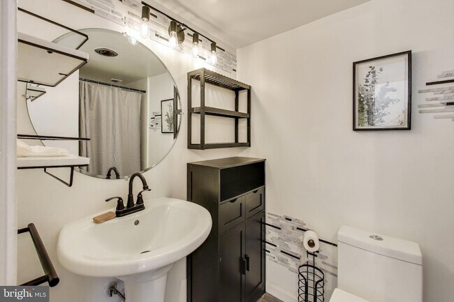 Building Photo - 1001 26th St NW