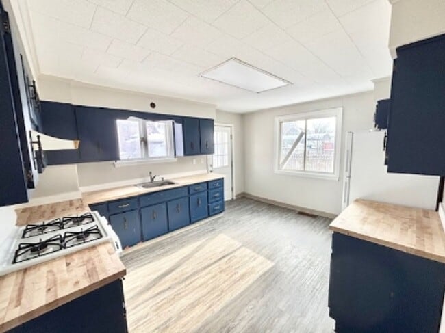 Building Photo - 874 Vankirk St