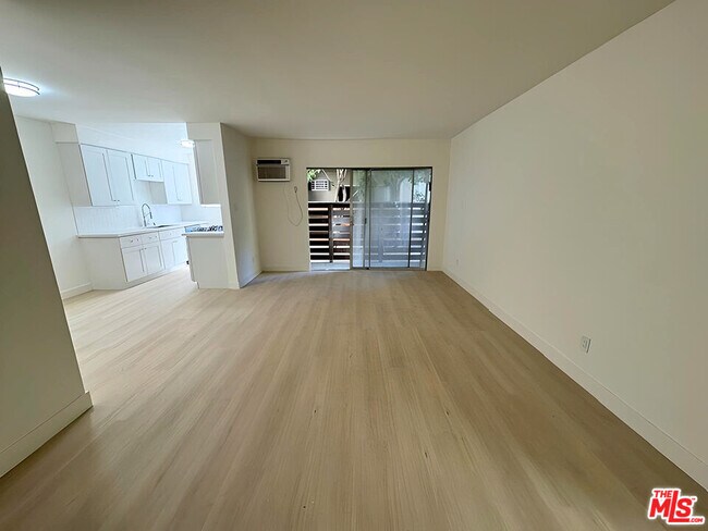 Building Photo - 5030 W Maplewood Ave