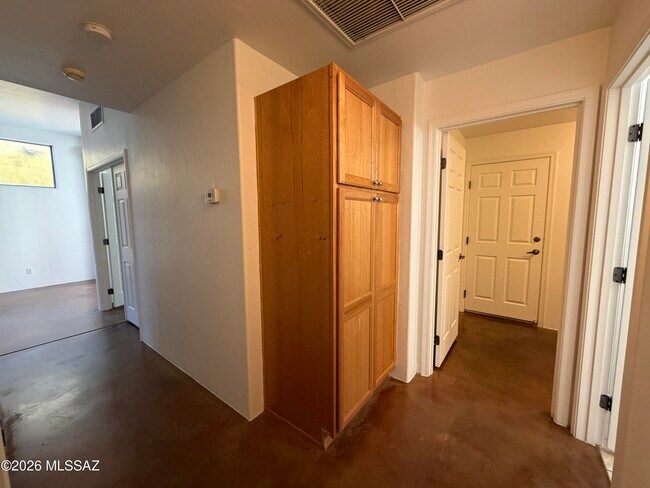 Building Photo - 1401 E English Ivy Ct