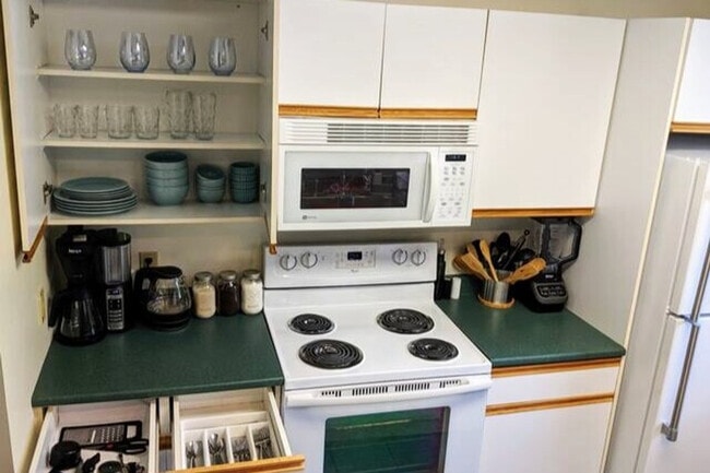 Building Photo - 140 Paquette Cir