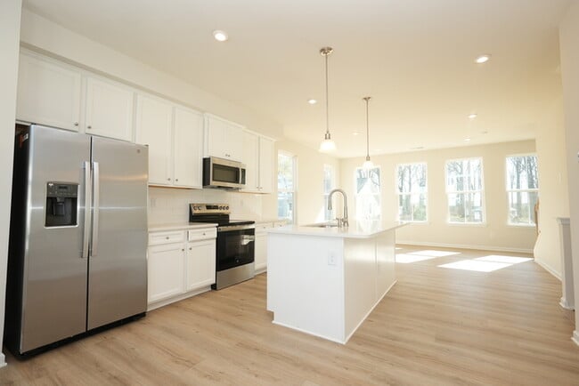 Building Photo - A large spacious home in Arbor St!