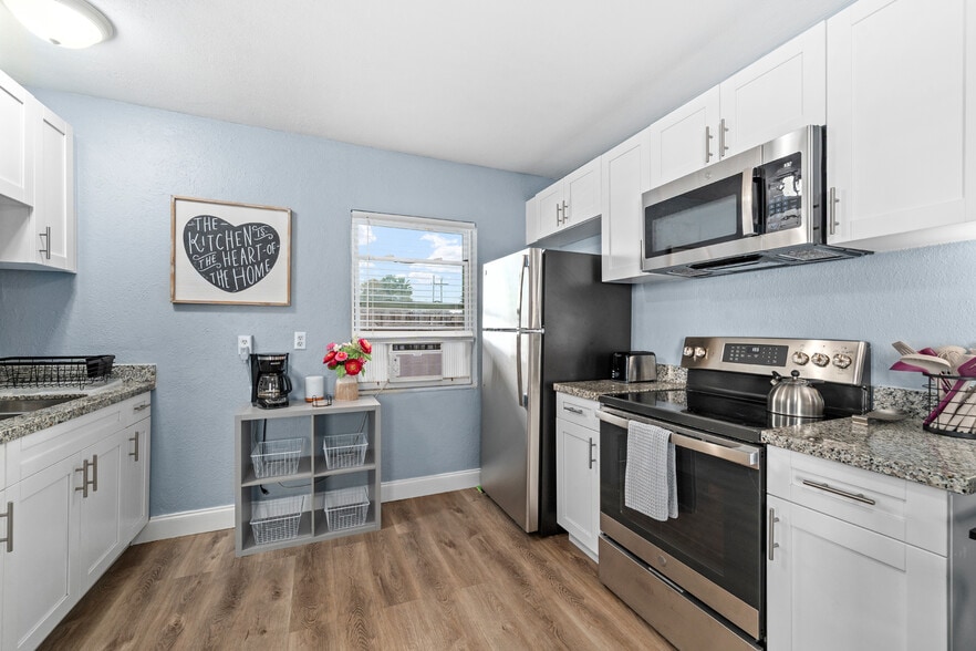 New Stainless Steel Appliances, Granite Countertops, and White Cabinets - 401 S Mars Ave