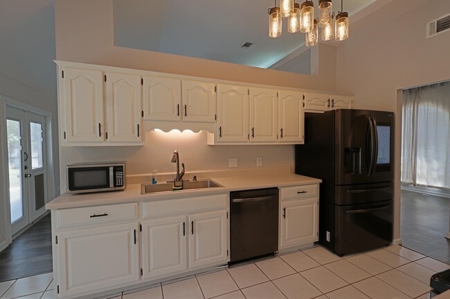 Building Photo - 1915 Sunrise Dr