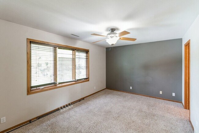 Building Photo - FINISHED BASEMENT WITH FENCED YARD! 4 Bedroom, 3.5 Bathroom Home in Ames
