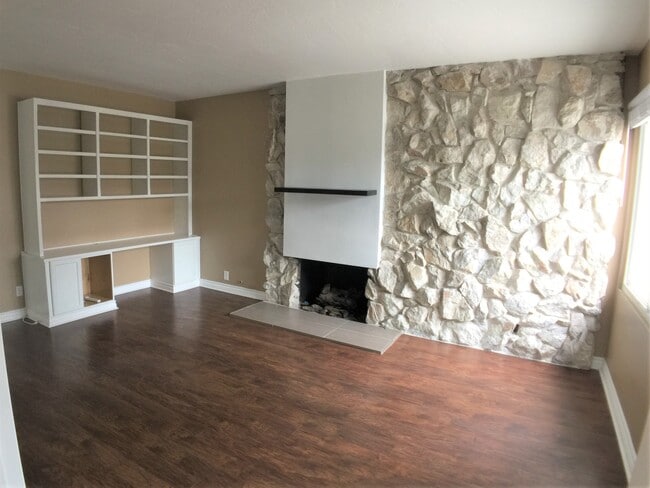 Building Photo - Spacious 4 Bed/2 Bath Spacious House for Lease in El Segundo