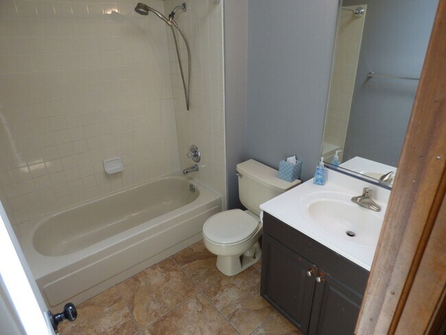 Building Photo - $0 DEPOSIT OPTION.  TRI-LEVEL HOME IN SE AURORA