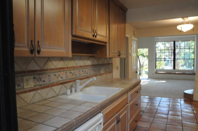 Building Photo - Villa de Montecito
