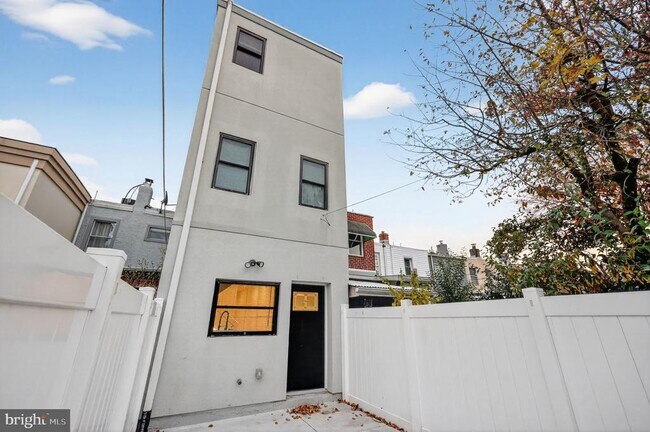 Building Photo - 3236 Mercer St