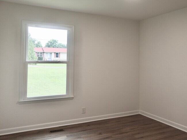 Building Photo - 129 Lake Point Dr
