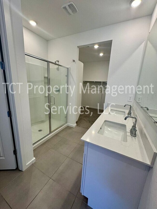 Building Photo - Beautiful like new home in San Tan Groves