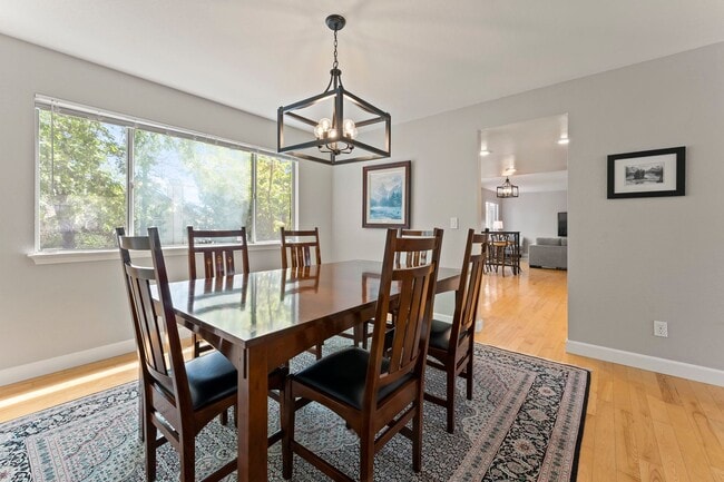 Building Photo - Fully Furnished Modern Home With Great Location