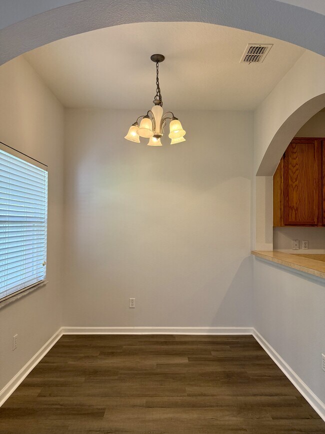 Building Photo - 823 Pine Pointe Ln