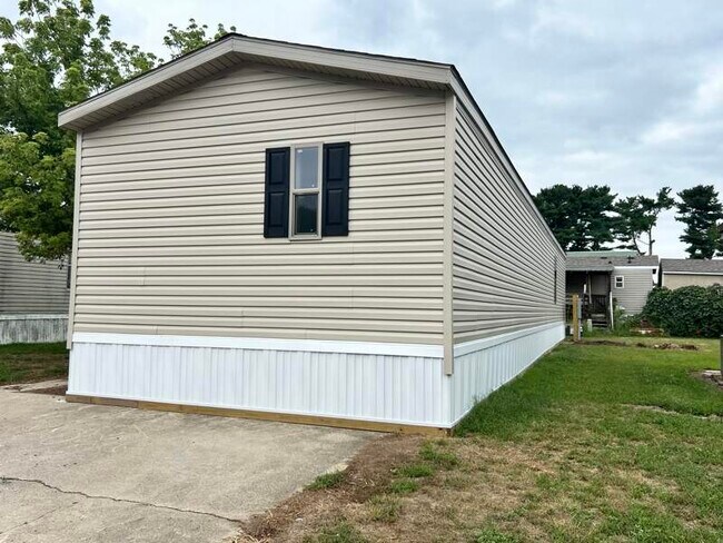Building Photo - 4614 E Old Trail Rd