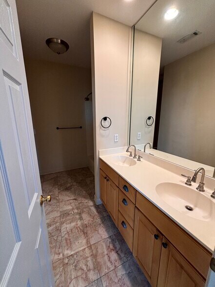 Primary bathroom - 5000 Park Ave