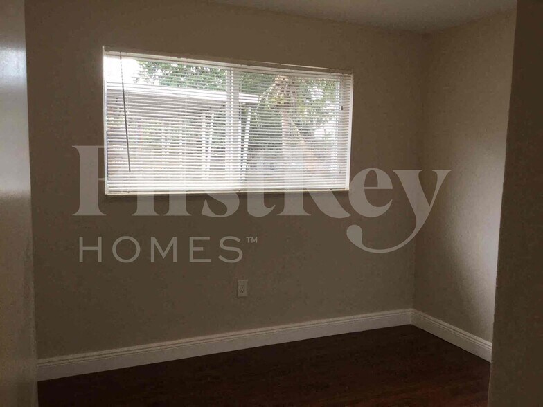 Building Photo - 1785 SW 43rd Ave