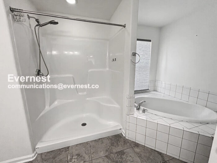 Building Photo - 102 Ridgeway St