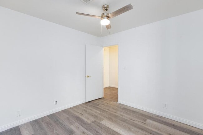Building Photo - 2 bedroom, 2 bath town house minutes from the Strip