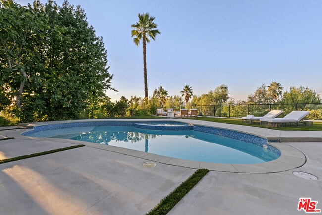 Building Photo - 18101 Green Meadow Dr