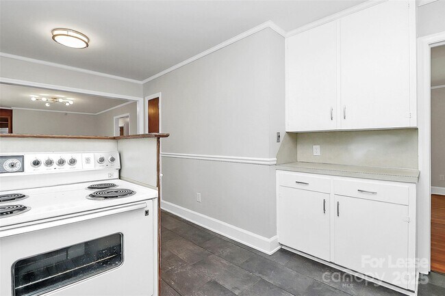 Building Photo - 207 Oak Dr