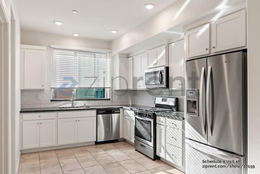 Building Photo - 25390 Parklane Dr