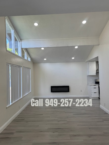 Building Photo - 4914 E Gayann Dr