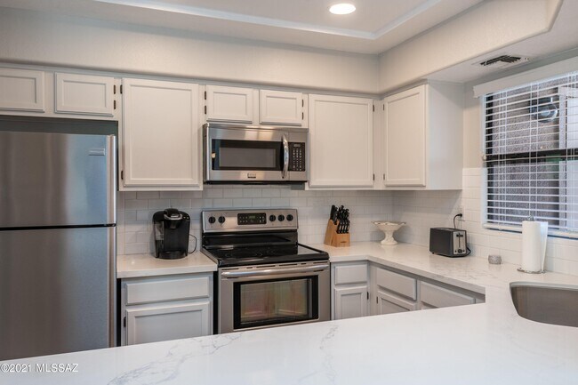 Building Photo - 6655 N Canyon Crest Dr