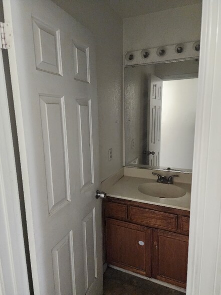 Building Photo - 1450 Busca Dr