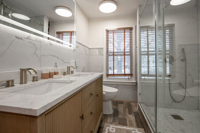 Building Photo - 3 BED 1 BATH SINGLE FAMILY HOME IN BEAUTIFUL LAKEWOOD!