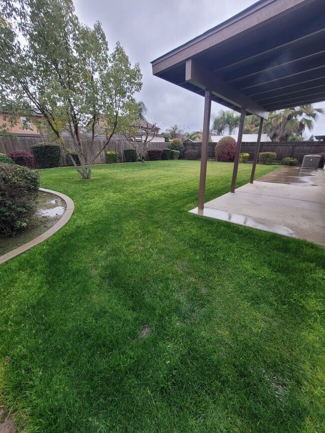 Building Photo - 3 bedroom 2 bath SW Visalia Home