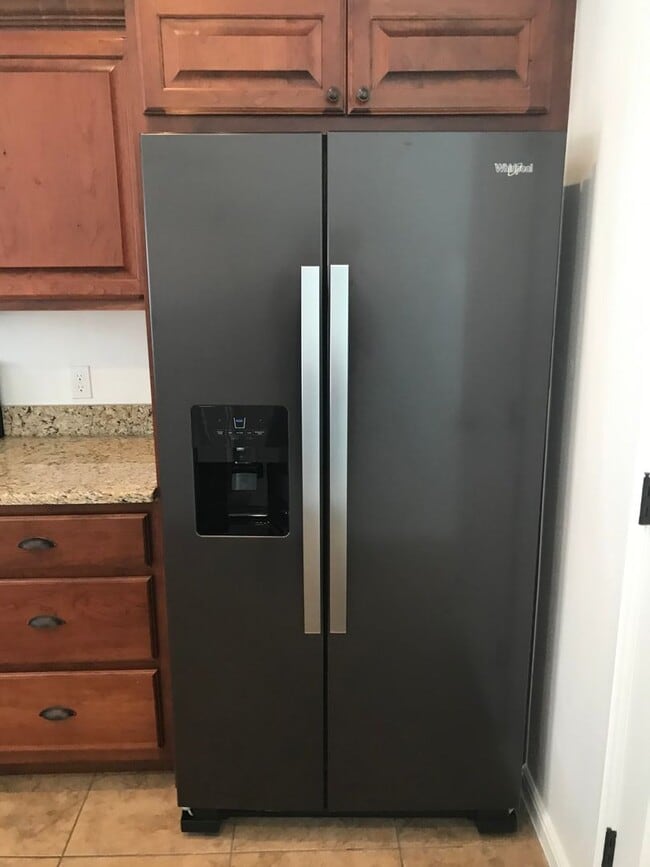 Building Photo - Beautiful 3 bed, 2.5 bath townhome, end unit! Very close to the pool!