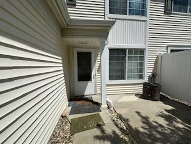 Building Photo - 2 Bed | 1.5 Bath Townhome with Attached Garage- Apple Valley -Available NOW