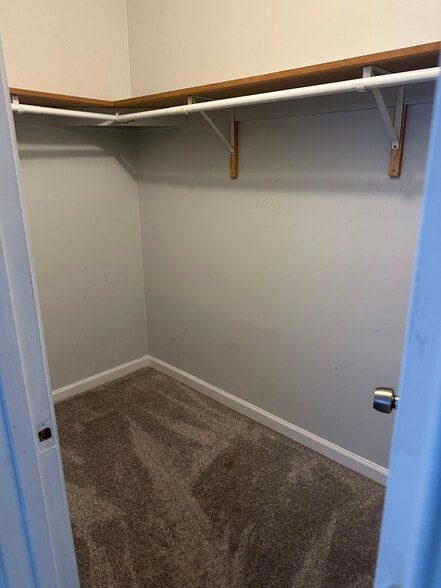 Master walk-in closet - 5384 Bedford Ter