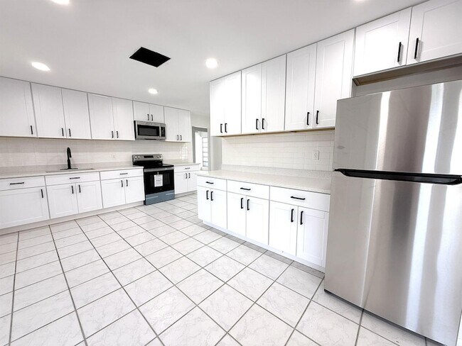 Building Photo - 210 W 23rd St