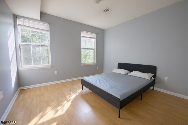 Building Photo - 372 Bramhall Ave