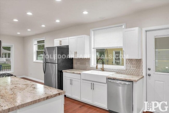 Building Photo - 1733 Stahlwood Ave
