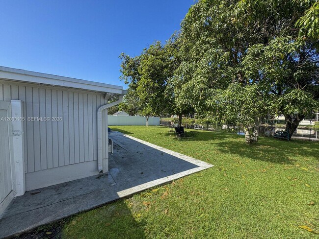 Building Photo - 5051 SW 93rd Ave