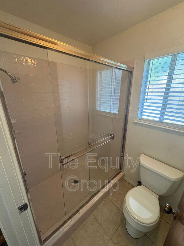 Building Photo - 5936 W Oak Ave