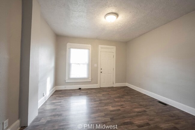 Building Photo - Charming 2-Bedroom Duplex in Indianapolis ...