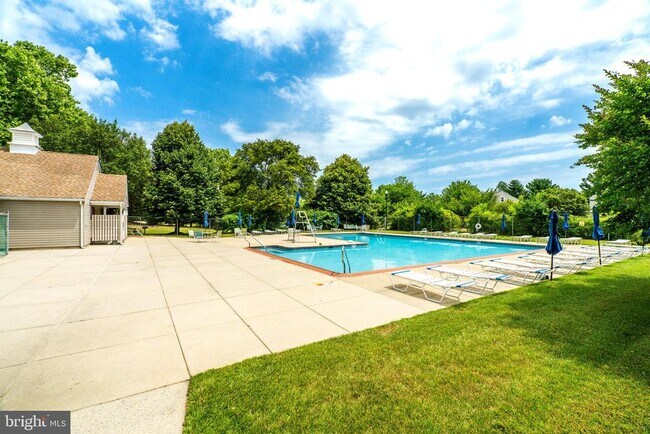 Building Photo - 1602 Hawthorne Ct