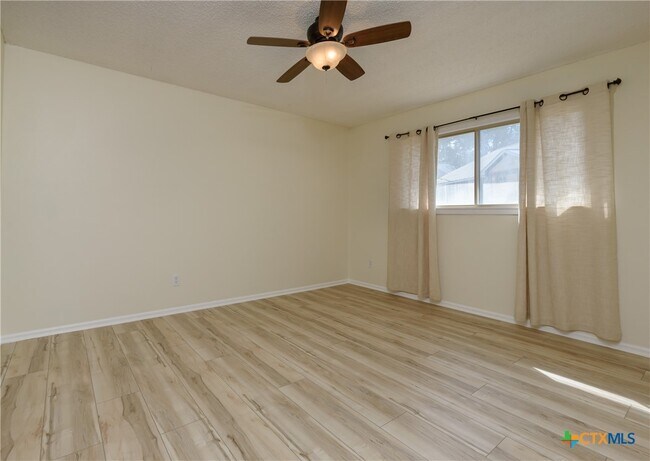 Building Photo - 625 Creek Dr