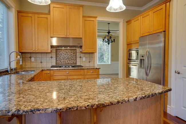 Building Photo - Custom Kent Easthill 2 Story