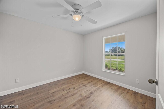 Building Photo - 915 NE 10th Ln