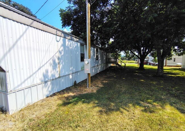 Building Photo - 225 Community Dr