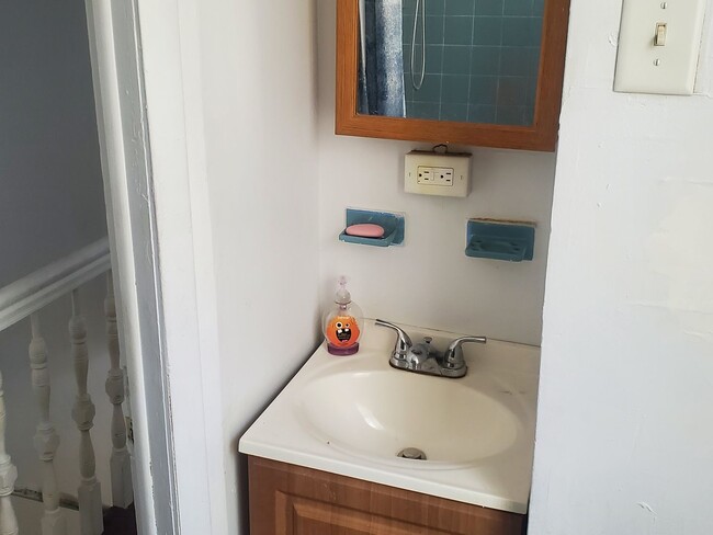 Building Photo - 3 Bedroom House in West Philadelpia