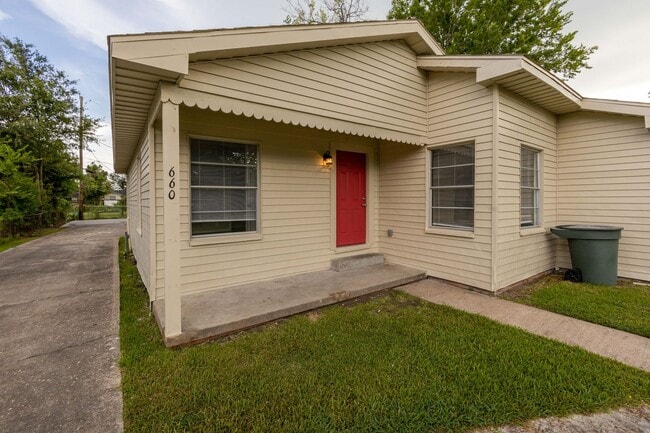 Building Photo - Just Renovated! Close to Hwy 287 Immediate...