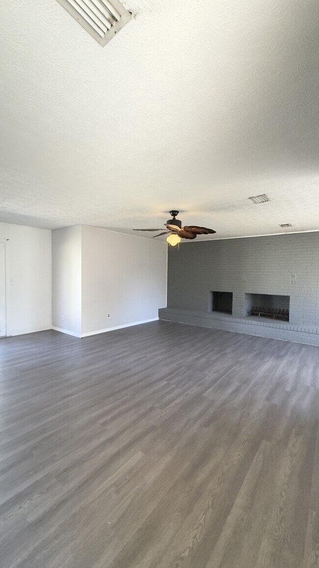 Building Photo - 231 N Collen Rd